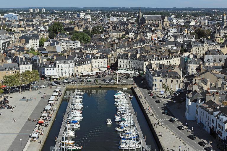 Vue de la ville vers le nord depuis le port