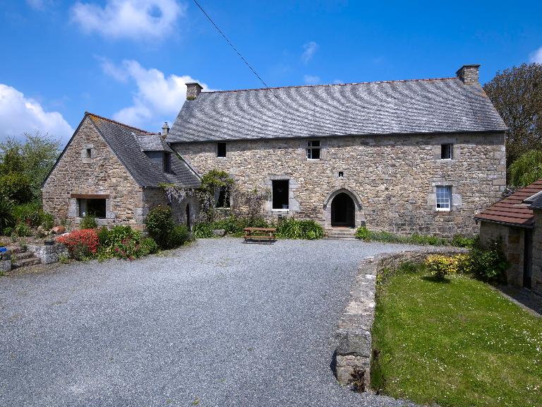Caouënnec-Lanvézéac, Kerloscant : manoir, élévation antérieure orientée vers le sud