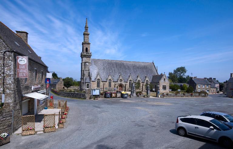 Tonquédec, le bourg : église paroissiale Saint-Pierre, vue générale depuis le sud-ouest ; Tonquédec, le bourg : église paroissiale Saint-Pierre, vue générale depuis le sud-ouest ; Tonquédec, le bourg : église paroissiale Saint-Pierre, vue générale depuis le sud-ouest