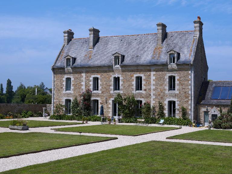 Tonquédec, le bourg, 3 route du Château : presbytère, élévation antérieure orientée vers le sud-sud-est ; Tonquédec, le bourg, 3 route du Château : presbytère, élévation antérieure orientée vers le sud-sud-est
