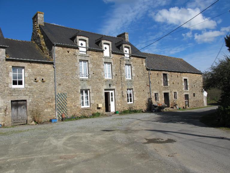 La Chiennais, ferme, logis du 19e siècle ; Alignement nord, logis du 19e siècle avec ses dépendances accolées