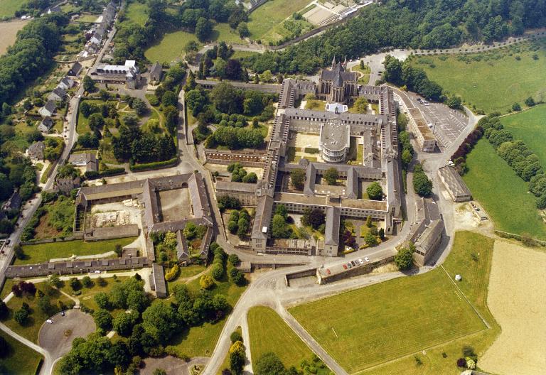 Photographie aérienne de l'hôpital Saint-Jean-de-Dieu vers 1996