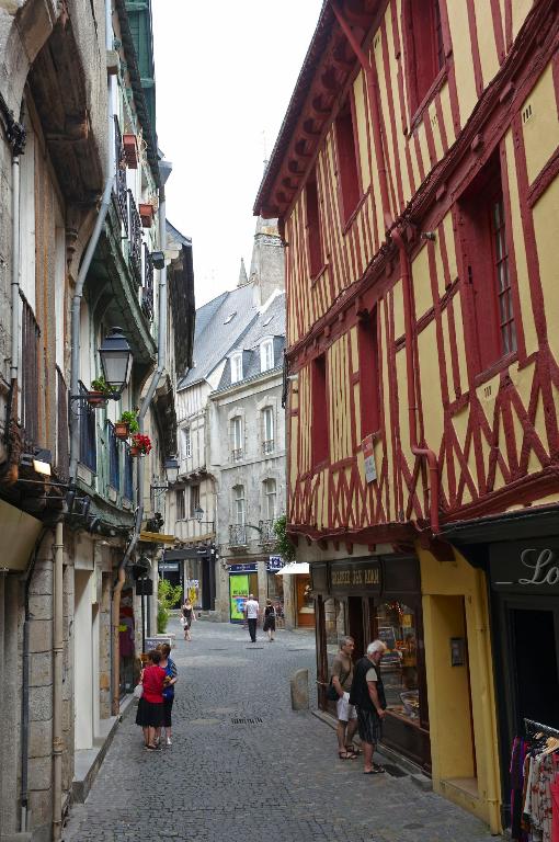 Vue générale de la rue vers l'est ; Vue de situation dans la rue