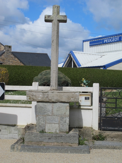 Croix de la Vigne vue du sud-est ; Croix de chemin vue du sud-est (état en 2013)