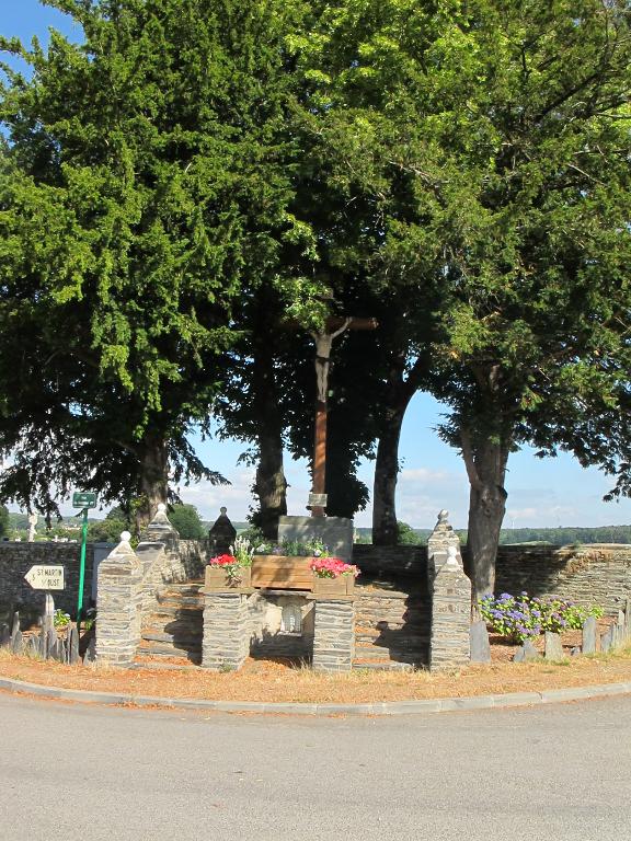 Croix monumentale (état en 2013) ; Au sud-est du cimetière, croix monumentale