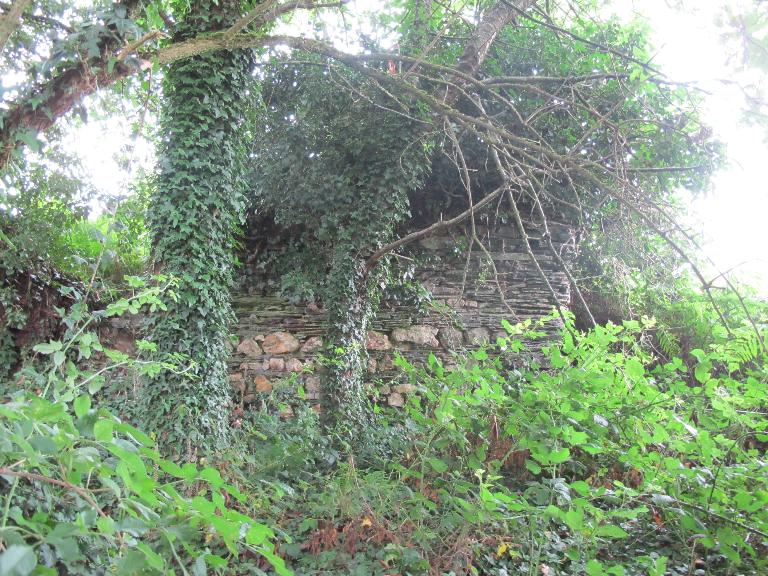 Prieuré : vestiges de la chapelle (état en 2013) ; Vestige de la chapelle Saint-Jacob : mur en schiste et quartz