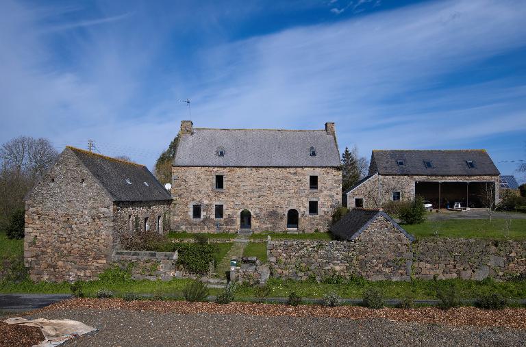 Mantallot, au nord du Bourg : manoir de Kerilis, vue générale depuis le sud. La dépendance ouest est vraisemblablement datable de la 2e moitié du 18e siècle