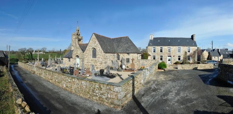 Mantallot, le bourg : église paroissiale Saint Médéric, le cimetière et le presbytère, vue générale depuis le sud-est