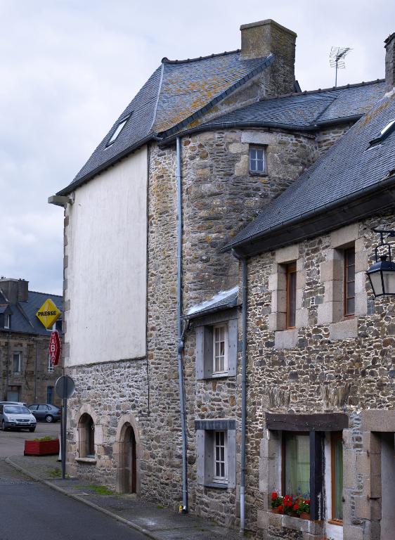 Maison d'angle n°1 rue de la fontaine avec fenêtre à étal sur le pignon ouest, 15e siècle-16e siècle ; Vue générale sud-ouest avec tour d'escalier en demi hors-oeuvre ; Maison d'angle n°1 rue de la fontaine, 16e siècle. Vue générale sud-ouest
