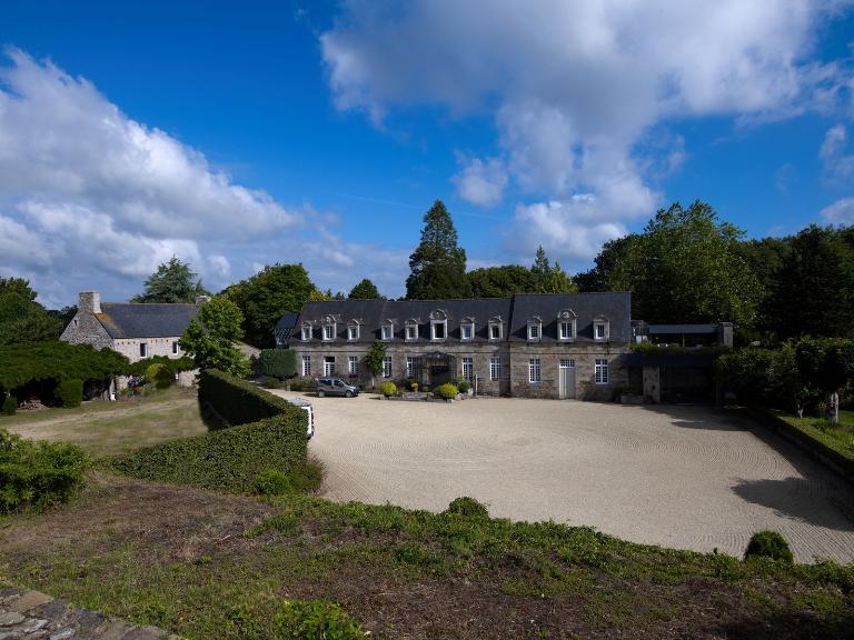 Ploubezre : dépendance du château de Kergrist, vue générale des écuries