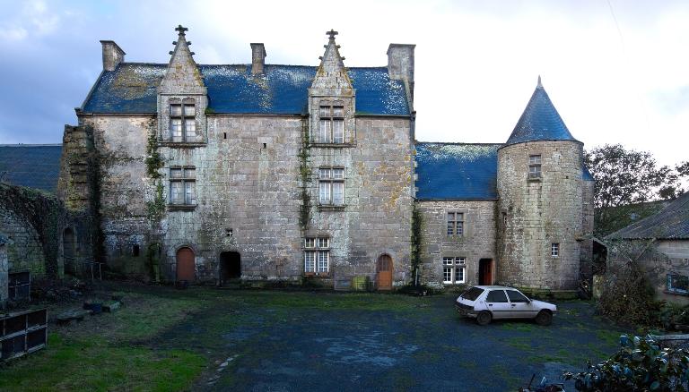 Trémel : manoirs haut et bas de Kermerzit, élévation antérieure orientée vers le nord