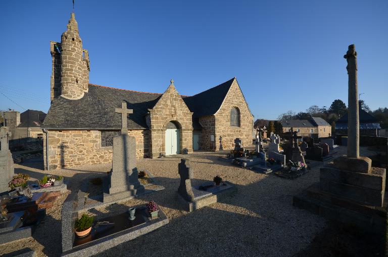 Mantallot, le bourg : église paroissiale Saint Médéric et le cimetière, vue générale depuis le sud-ouest ; Mantallot, le bourg : église paroissiale Saint Médéric et le cimetière, vue générale depuis le sud-ouest