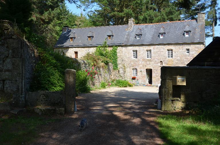 Ploubezre, Kerguiniou : logis de ferme, élévation antérieure orientée vers l'ouest, vue générale depuis l'emplacement des portes piétonne et charretière