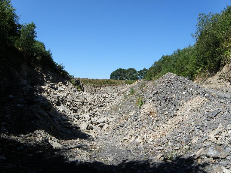 Vue d'une des excavations en exploitation à Ménez