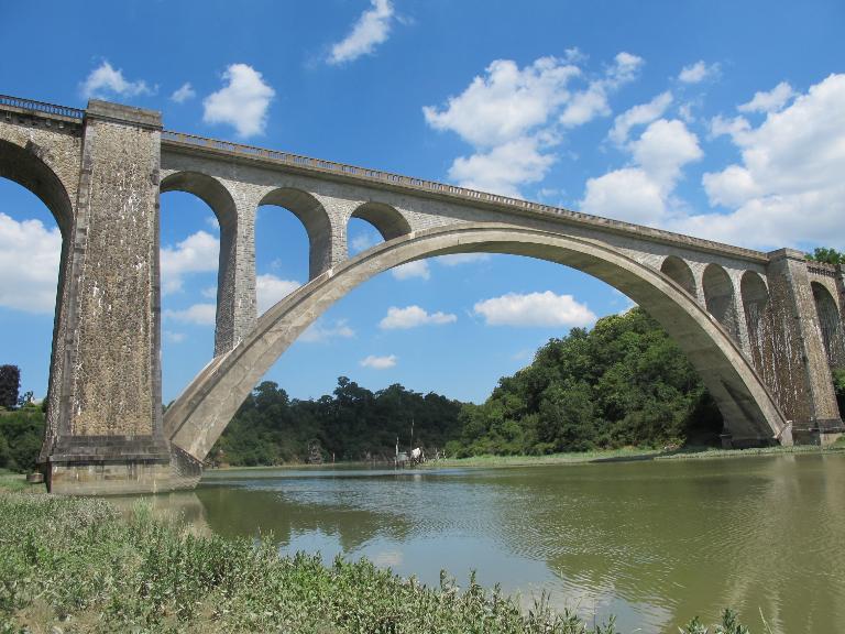 Le pont de Lessard (ou Lessart), vue du bord de Rance.