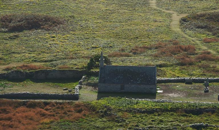 Chapelle Saint-Corentin, depuis le phare de l'île de Sein ; Chapelle Saint-Corentin, depuis le phare de l'île de Sein