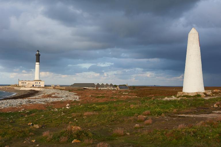 Phare de l'île-de-Sein et amer de Plas ar skoul