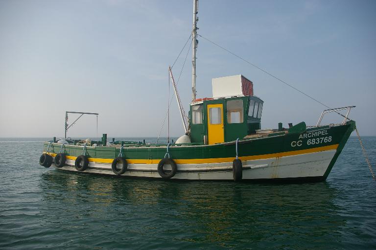 Archipel au mouillage à l'île de Penfret, mars 2014