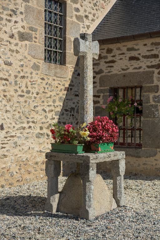 Croix de l'ancien enclos paroissial (1620) ; 4) Vue générale nord, croix patée, parvis de l'église
