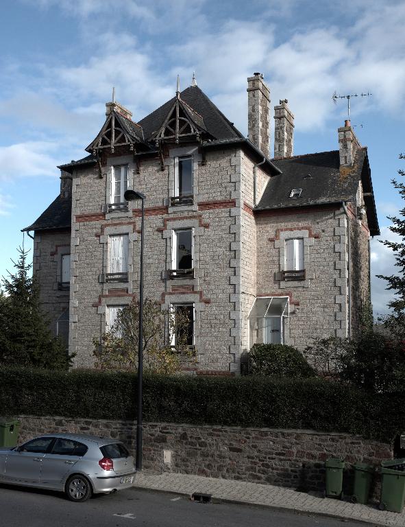 L'école mixte, logements des instituteurs, 1909 ; Pavillon central, maison-double, façade sur la rue de Dinan ; Rue de Dinan, logement des instituteurs, 1909, par l'architecte Prioul
