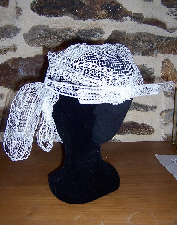 Coiffe de Ploeuc-sur-Lié de reproduction récente. 