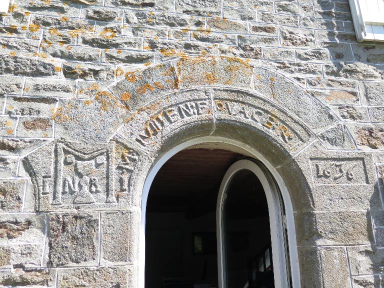 Porte en plein cintre avec inscriptions