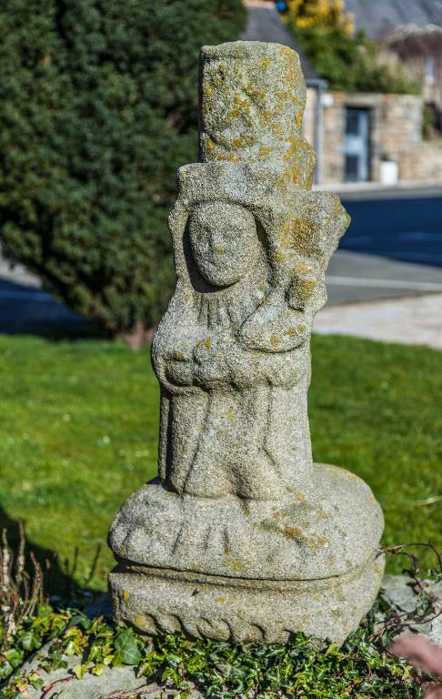 Croix en granite amputée (avers), aux armes du commandeur René de Saint-Offange, Louargat
