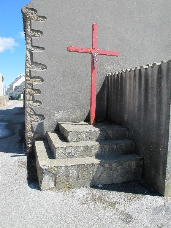 Croas ruz, croix de chemin (bois polychrome) ; Croaz ruz, croix de chemin (bois)