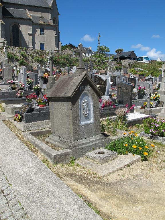 Cimetière : monument dédié à la proella ; Cimetière : édicule dédié à la proëlla