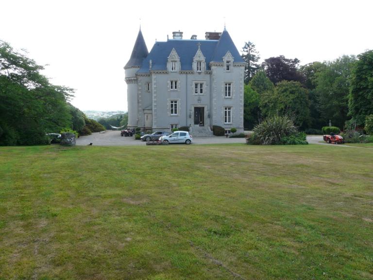 Vue générale du château de Kistinic, façade nord 