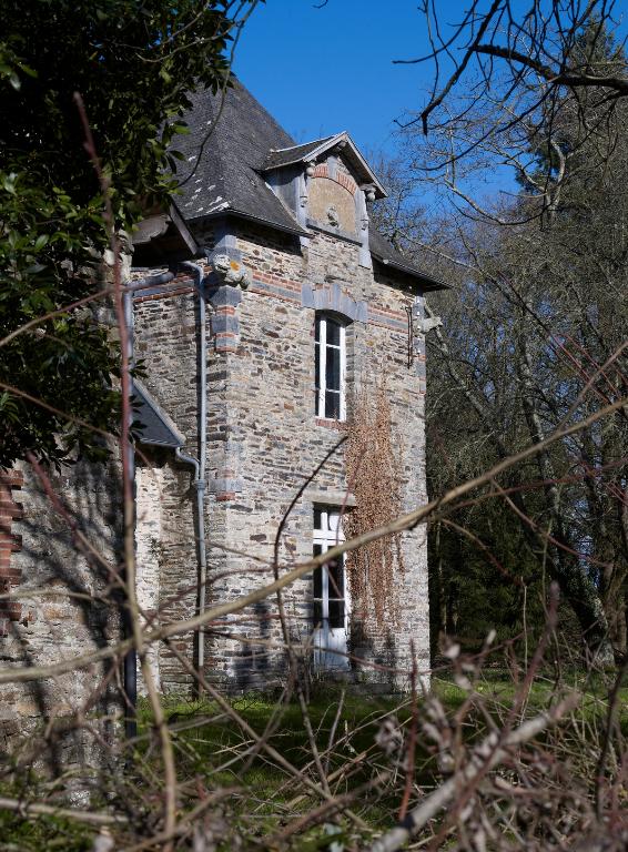 Le Pont d'Oust, maison, élévation sud : dans les parties hautes sont remployés deux crossettes et un écu muet