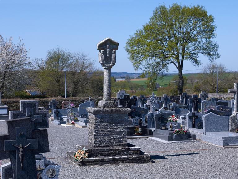 Croix de cimetière : face portant le Christ en croix (état en 2015)
