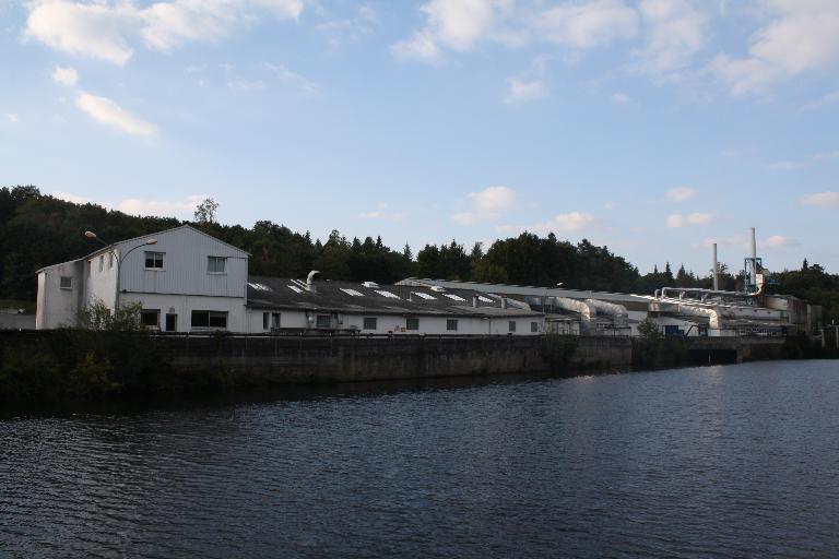 L'usine en activité au bord du BLavet