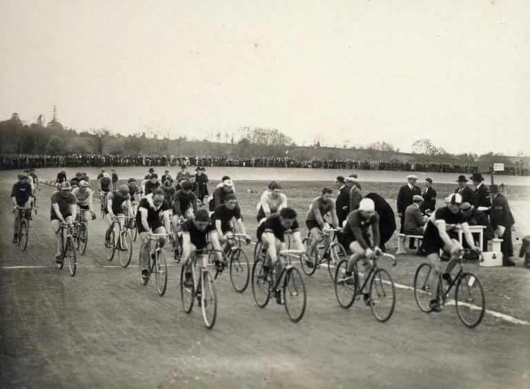 Inauguration du vélodrome de Bolumet : tour d'honneur des cyclistes (9 mai 1926)