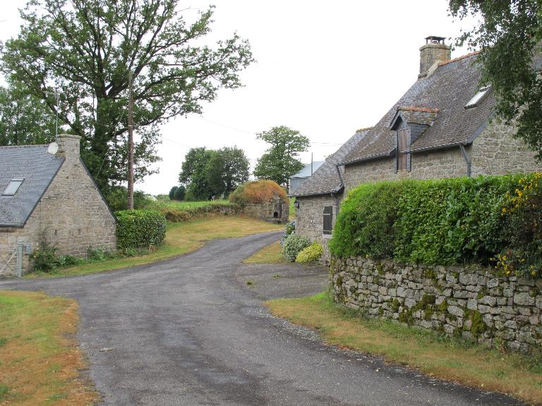 Vue du chemin ouest du village à partir de la chapelle, four à pain, état en 2015