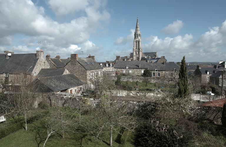 Vue générale sud du bourg, église consacrée en 1878