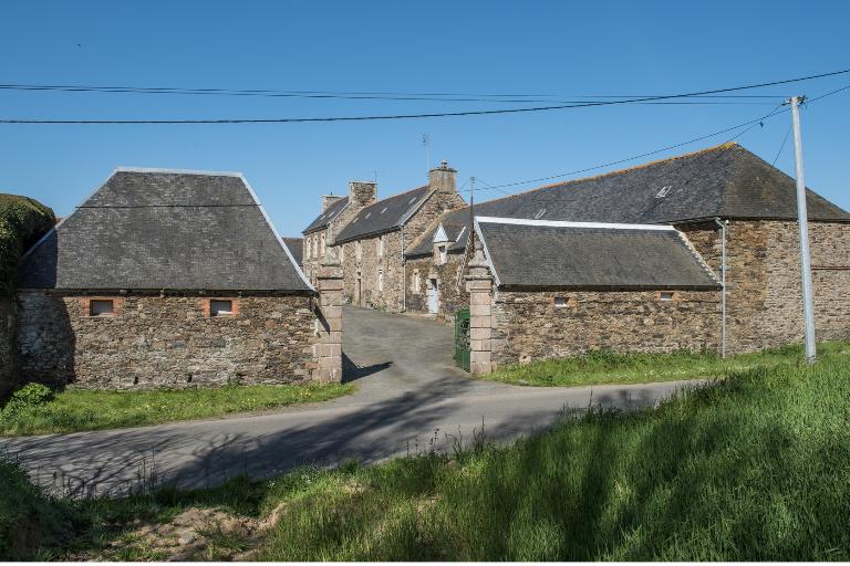 Vue générale sud-est de la ferme depuis la route
