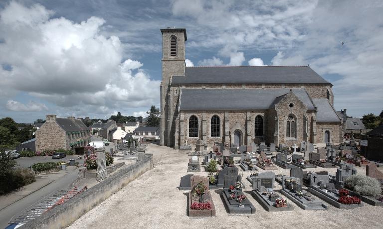 Kermaria-Sulard : église paroissiale Notre-Dame-de-la-Joie et son cimetière, vue générale depuis le sud