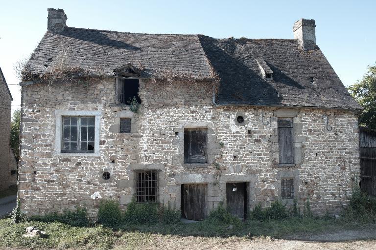 Maison de marchand [1], 1615 et 19e siècle ; Vue générale sud, après nettoyage de la façade ; L'Hopital, logis à trois pièces au sol, 1615