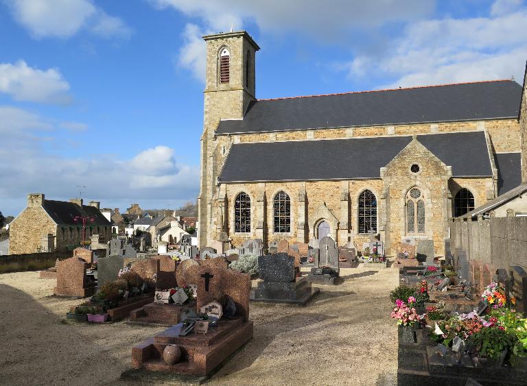 Kermaria-Sulard : église paroissiale Notre-Dame-de-la-Joie et son cimetière, vue générale depuis le sud ; Kermaria-Sulard : église paroissiale Notre-Dame-de-la-Joie et son cimetière, vue générale depuis le sud
