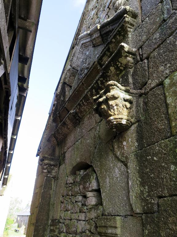 Kermaria-Sulard : chapelle de Kerleau, élévation ouest, entrée surmontée d'un fronton triangulaire et encadrée par deux colonnes (l'une d'entre elles a disparu) ; Kermaria-Sulard : chapelle de Kerleau, élévation ouest, entrée surmontée d'un fronton triangulaire et encadrée par deux colonnes (l'une d'entre elles a disparu)