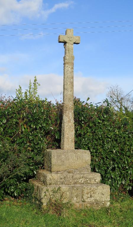 Kermaria-Sulard, Kerhuel : croix de chemin ; Kermaria-Sulard, Kerhuel : croix de chemin de Kerhuel (2e quart 18e siècle ; 1732 ; 1805 ; 1818)