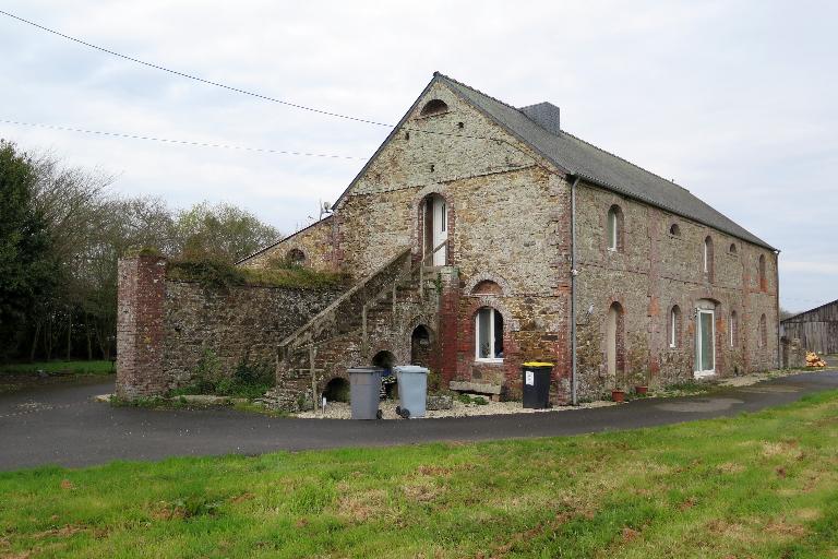 Kermaria-Sulard, Kergoff : écurie modèle de l'ancien château (seconde moitié du 19e siècle). Au centre : la grange - remise