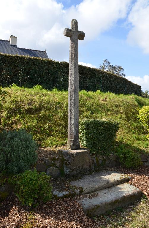 Kermaria-Sulard, le bourg, le long du carrefour de la Croix Blanche et de la Croix Pavée : croix de chemin (17e siècle) ; Kermaria-Sulard, le bourg, le long du carrefour de la Croix Blanche et de la Croix Pavée : croix de chemin dite "Croix Blanche" (2e moitié 16e siècle - 1ère moitié 17e siècle)