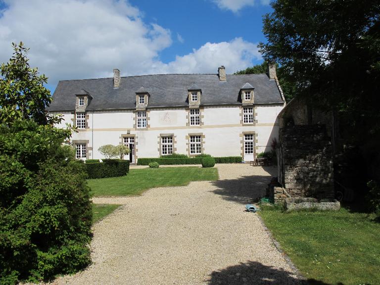 Vue générale depuis le portail d'entrée ; La Touche Bégasse, manoir, 1678 et 18e siècle