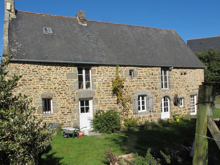 La Ville-Ger, ancien logis 17e et 18e siècle ; La Ville Ger, logis à deux pièces au sol du 17e siècle, agrandi d'une pièce supplémentaire au 18e siècle