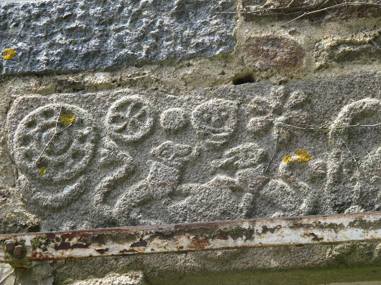 Le Breil, décor : Armoiries ou armoiries de fantaisie surmontées d'un soleil, d'une lune de fleurs et d'une roue 