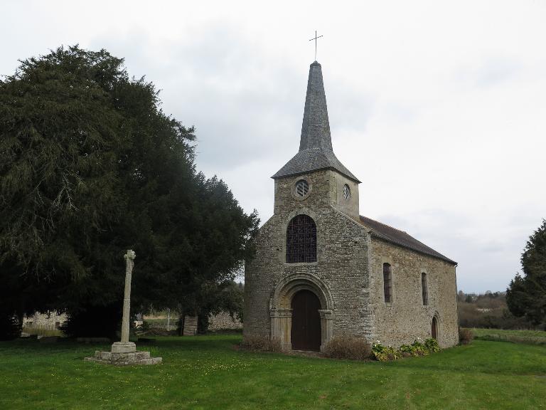 Vue générale de l'église Saint Lunaire au Vieux Boug 