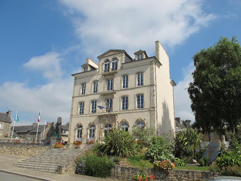 Vue générale de l'ancien presbytère actuellement Mairie