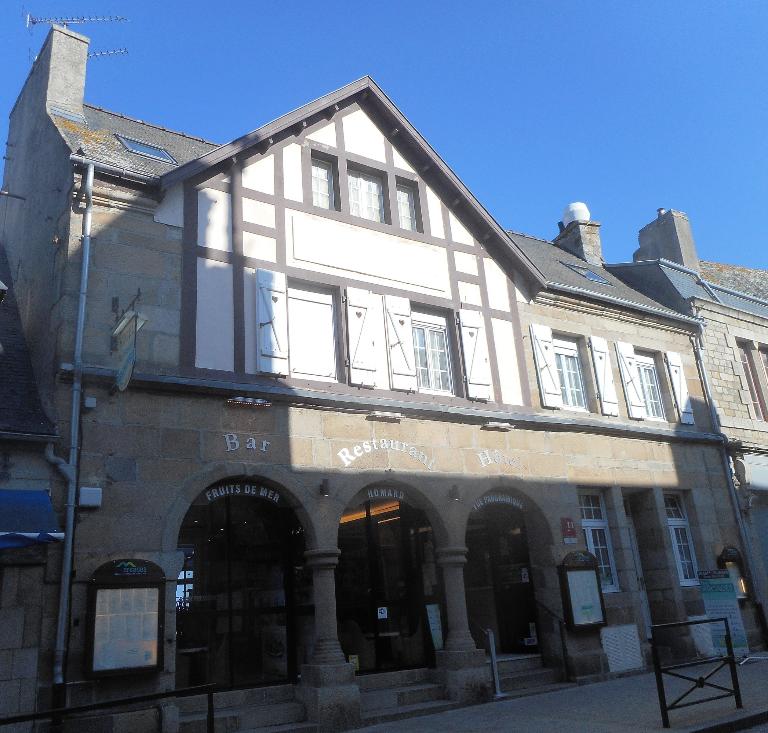 Façade principale, rue amiral Réveillère